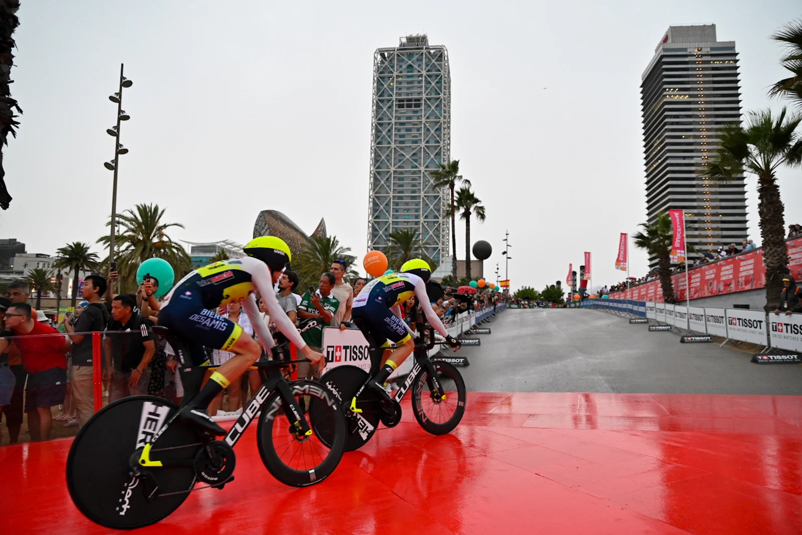 Salida de la contrarreloj por equipos de La Vuelta en Barcelona