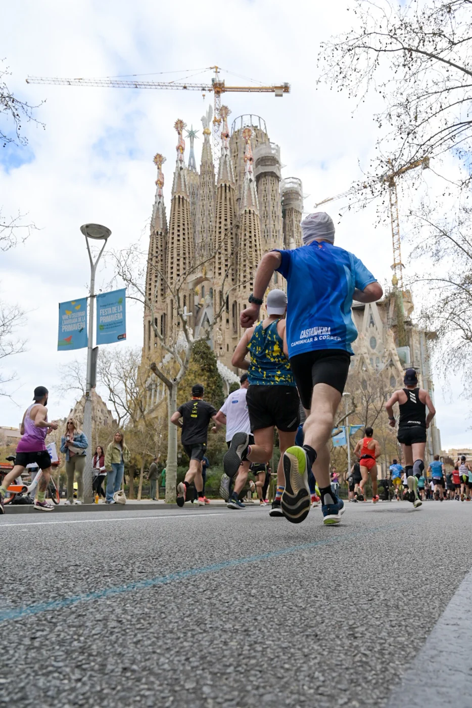 Corredores de la Marató de Barcelona ante la Sagrada Família