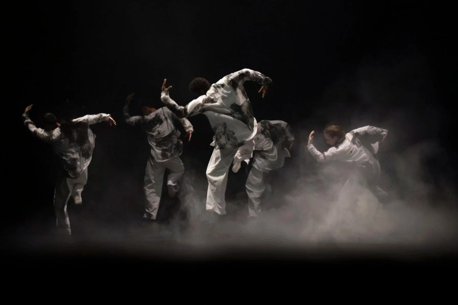 Los bailarines de HUMANHOOD suspendidos en un salto colectivo en Vortex